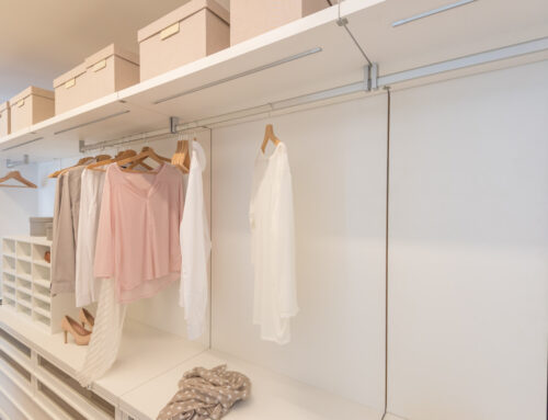 La création et la pose de dressings sur mesure : l’art de l’optimisation de l’espace et du style